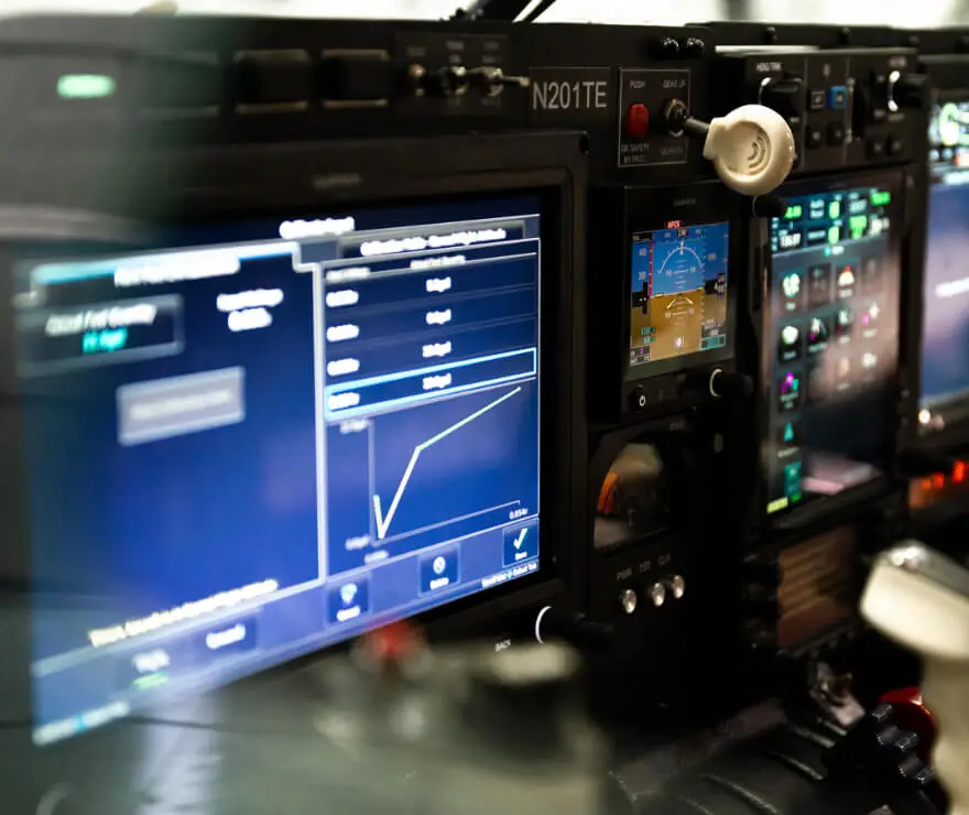 Siba Maintenance Services Aérodrome de Dinan Trélivan (a22) et Toussus le Noble (78) - Installation d'une radio sur le tableau de bord de l'avion